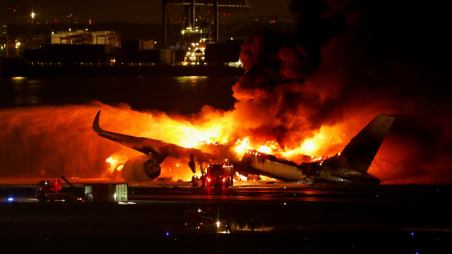 Avião com quase 400 pessoas a bordo em chamas no aeroporto de Tóquio