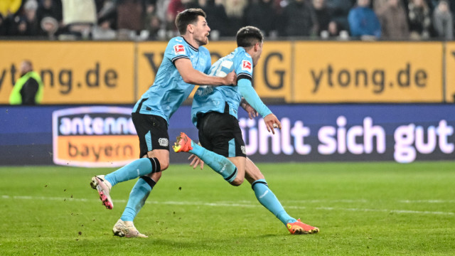 Bayer Leverkusen vence com gol nos acréscimos e mantém vantagem na liderança do Alemão