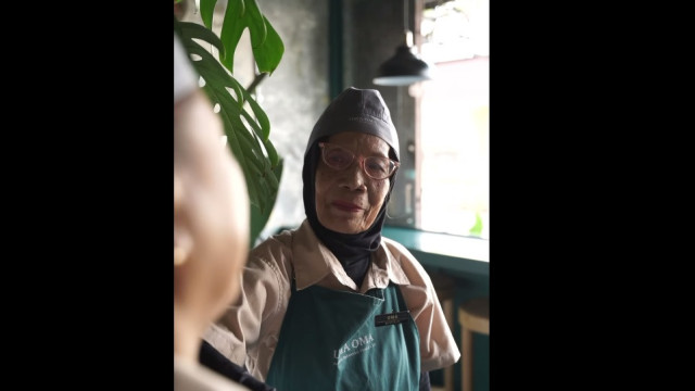 Cafeteria indonésia emprega avós e faz sucesso entre jovens