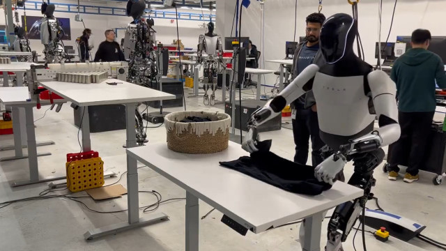 Robô da Tesla dobra camiseta, mas não sozinho