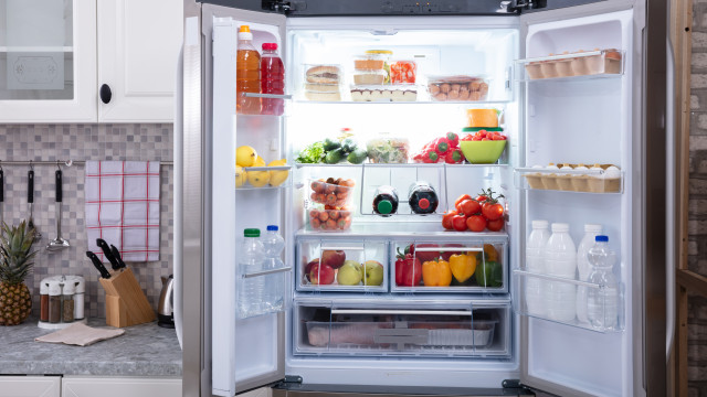 Os 13 alimentos que deve manter bem longe da geladeira
