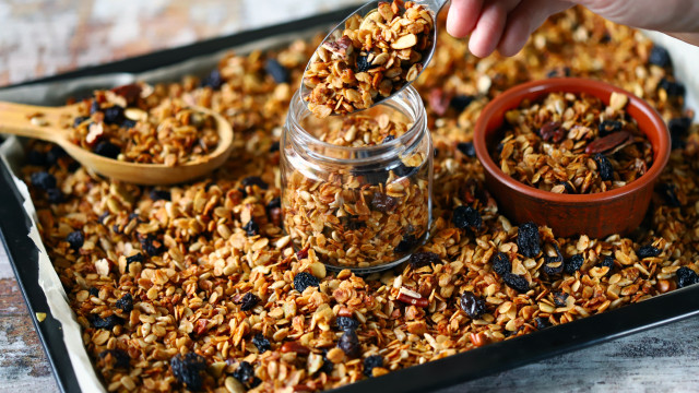 Em vez de comprar granola, faça uma alternativa mais saudável em casa