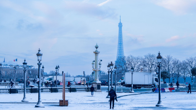 Cidade de Paris 'acordou' coberta de neve; veja as imagens