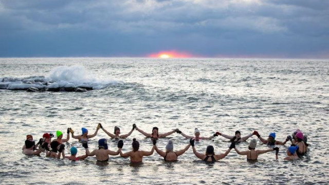 Grupo de mulheres canadenses mergulha em lago com -25ºC; assista