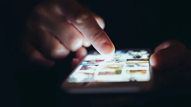 
                    Os 5 truques simples para poupar os olhos da tela do celular
                