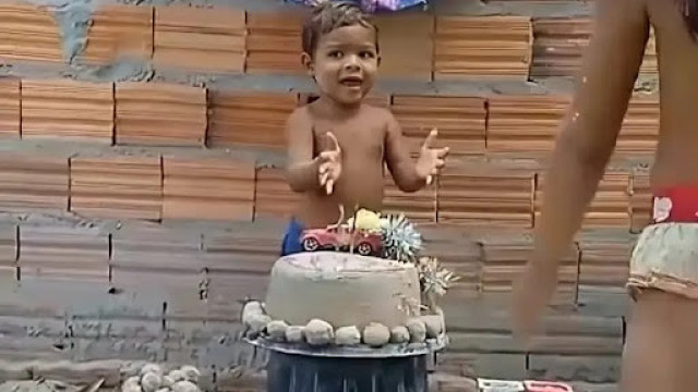 Menino de 2 anos comemora aniversário com bolo e docinhos de areia; veja