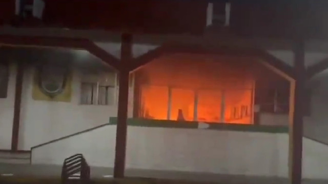Caos no México: Moradores incendeiam prefeitura após morte de jovem
