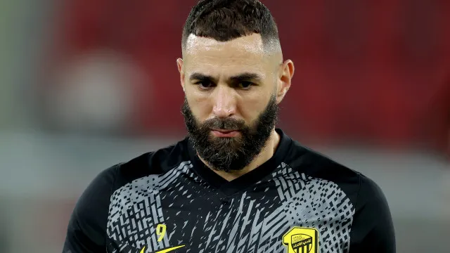 
                    Bola de Ouro, Benzema vive impasse após experiência na liga saudita
                