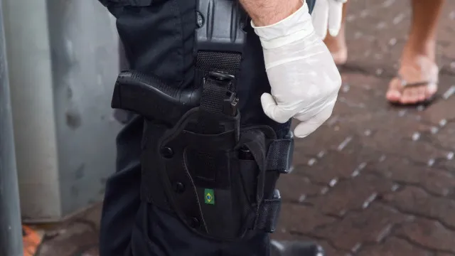 
                    Polícia investiga feminicídio após mulher ser achada morta em casa e marido sofrer acidente em SP
                