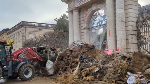 Agricultores em protesto na França jogam estrume em frente a edifício