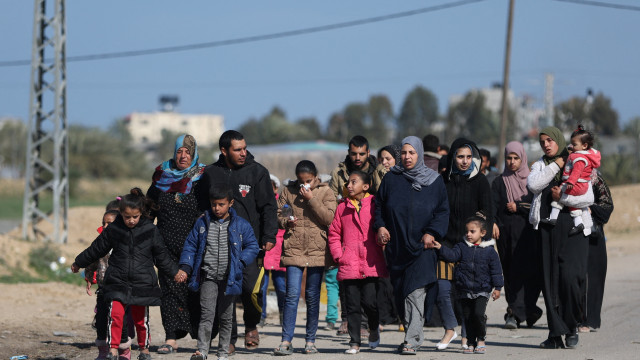 Palestinos fogem de Khan Yunis rumo a Rafah; veja as imagens do momento