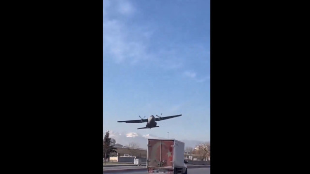  Avião militar turco faz pouso forçado após falha mecânica; vídeo