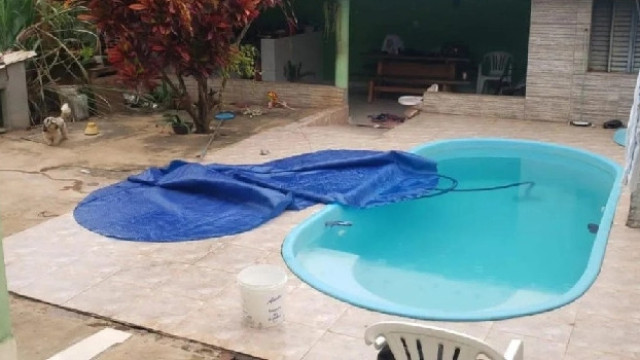 Bebê de 1 ano morre afogada após se enrolar em lona de piscina