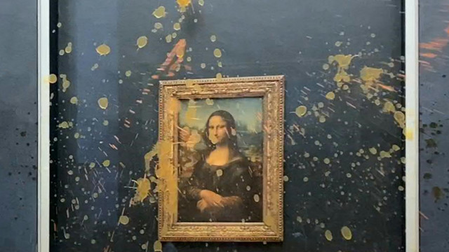Manifestantes jogam sopa no quadro da Mona Lisa, em Paris