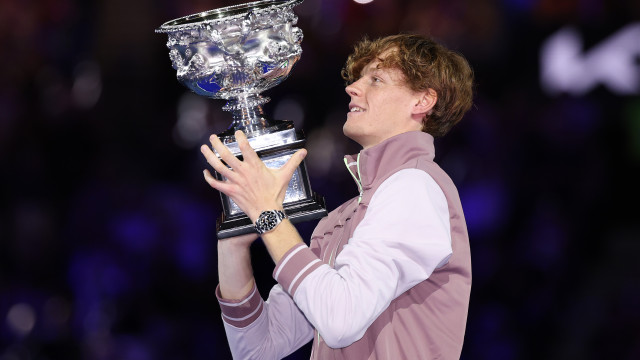 Sinner vira duelo eletrizante com Medvedev e vence o seu 1º Grand Slam com Aberto da Austrália