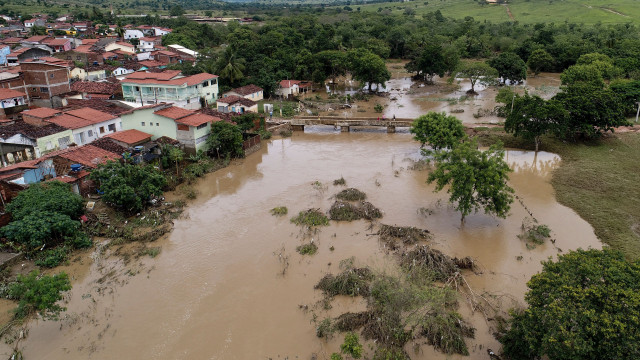Fortes chuvas deixam duas crianças mortas na Bahia; veja municípios mais afetados