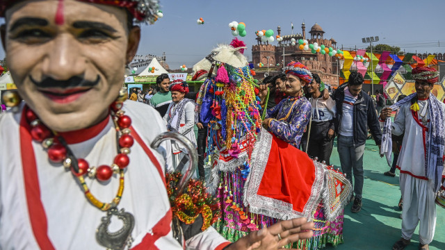 Nova Deli recebe festival de nove dias com muita cor e alegria, veja