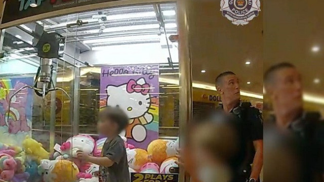 Menino de 3 anos fica preso em máquina de brinquedos na Austrália; veja