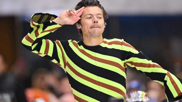 
                    Harry Styles come pão de queijo e passeia no Ibirapuera antes de show em SP
                