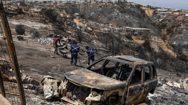 Famílias 'de guarda' dormem ao lado de parentes mortos em incêndios no Chile