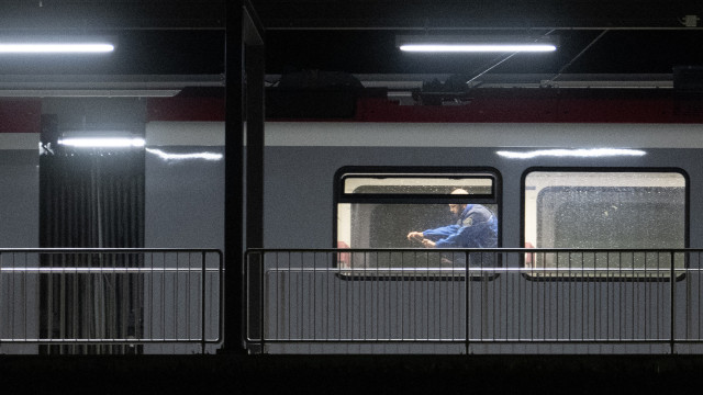 Passageiros são feitos reféns em trem na Suíça; agressor foi morto