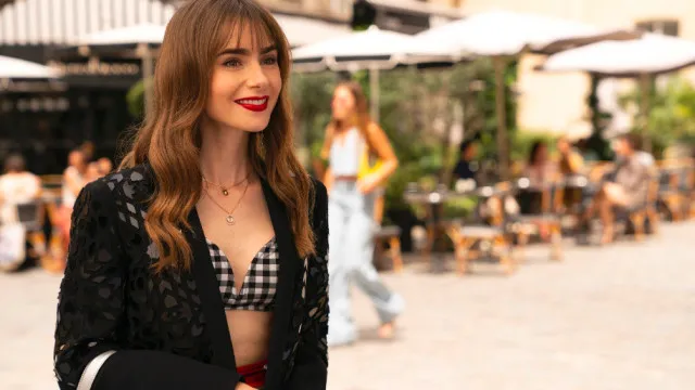 
                    'Emily em Paris' chega ao fim e leva protagonista à Grécia na última temporada
                