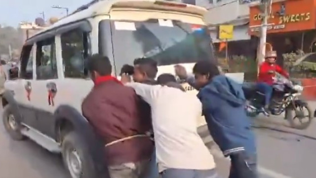 Detidos são obrigados a empurrar carro da polícia que ficou sem gasolina