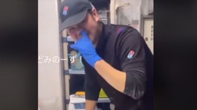 Funcionário de pizzaria coloca dedo no nariz ao preparar alimento; vídeo