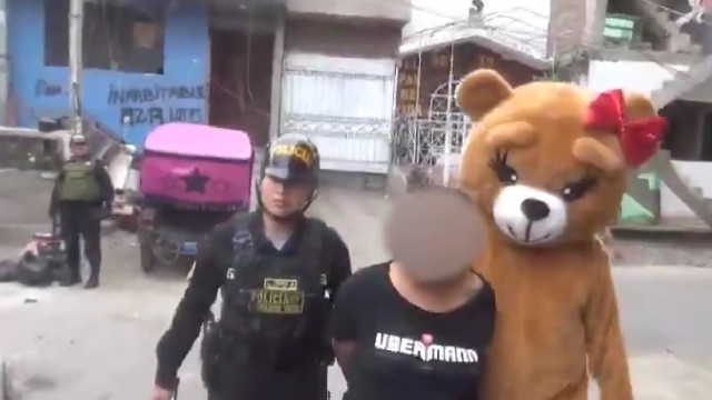 Policial se disfarça de urso de pelúcia para prender traficantes no Peru