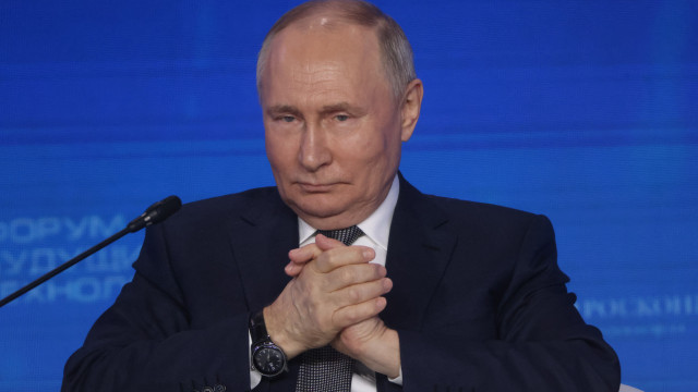 Putin pede que russos tenham mais filhos para garantir a "sobrevivência"