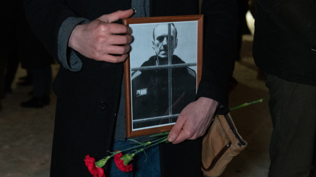 Corpo de Navalny já foi entregue à mãe; "funeral ainda está pendente"