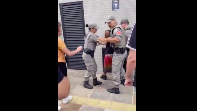 Homem negro leva facada e é detido por policiais no RS