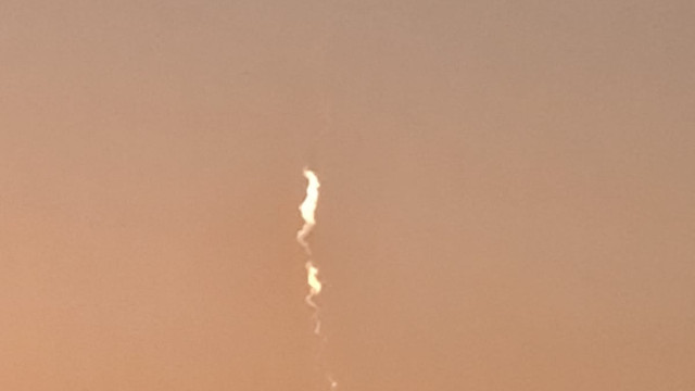 Luz intensa e rastro de fumaça; meteorito explode no céu de Portugal