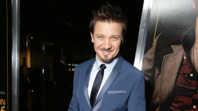 Jeremy Renner aparece de surpresa no People's Choice Awards