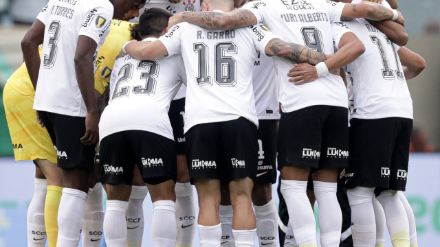 António Oliveira exalta reação do Corinthians e cutuca Palmeiras: 'Abdicou muito cedo do jogo'
