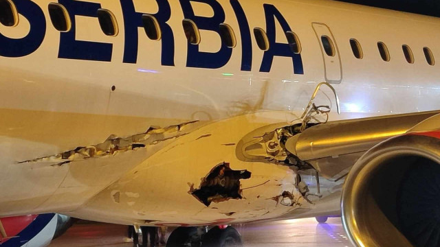 Avião parcialmente destruído pousa em segurança, veja as imagens