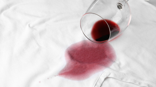 Sal para remover manchas de vinho tinto: mito ou verdade?