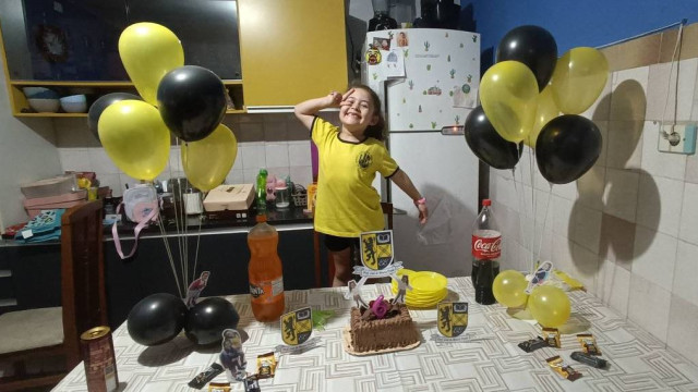 Menina faz aniversário de 6 anos e escolhe a própria escola como tema da festa