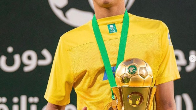 Cristianinho ergue troféu no Al Nassr e Cristiano Ronaldo reage