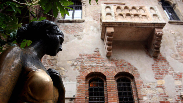 Turistas apaixonados estragam estátua de Julieta em Verona