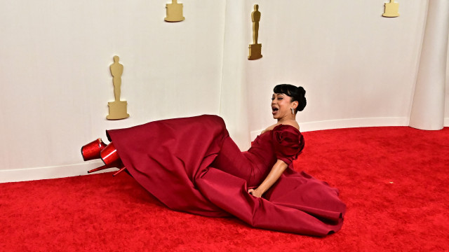 Com saltos altíssimos e vestido longo, atriz leva tombo no tapete vermelho do Oscar 2024