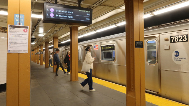 Mulher perde os pés após namorado jogá-la nos trilhos do metrô de Nova York