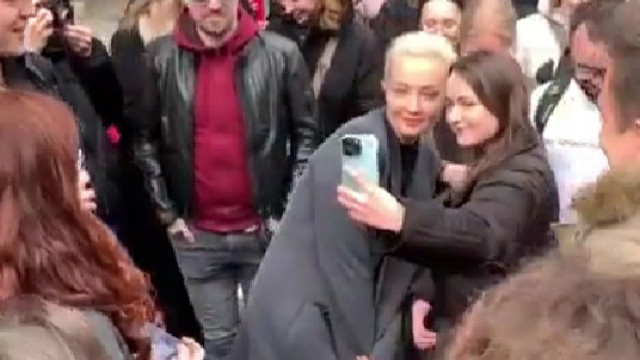 Viúva de Navalny protesta em Berlim junto a cidadãos russos