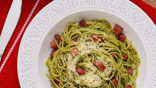 Veja como preparar um delicioso Espaguete com Pesto de Coentro