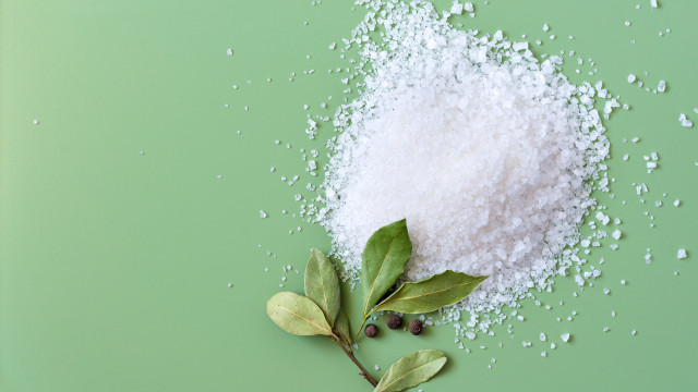 Louro e sal: a dupla imbatível para perfumar sua casa e economizar