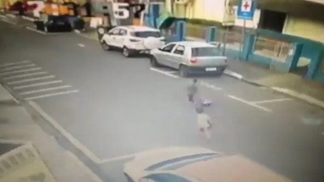 Crianças de escapam de creche e correm pela rua em Santa Catarina