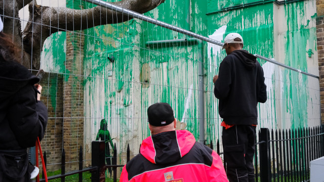 Veja as imagens do vandalismo feito na obra de arte de Banksy em Londres
