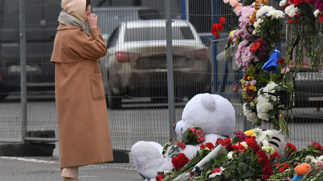 Lágrimas e flores. Imagens mostram homenagens após ataque em Moscou
