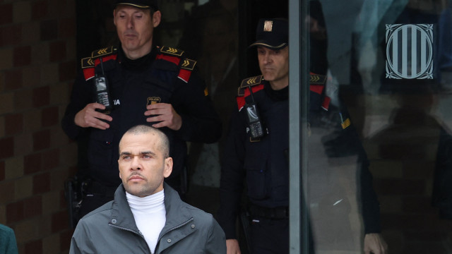 Daniel Alves deixa prisão na Espanha após pagar fiança de R$ 5,4 milhões