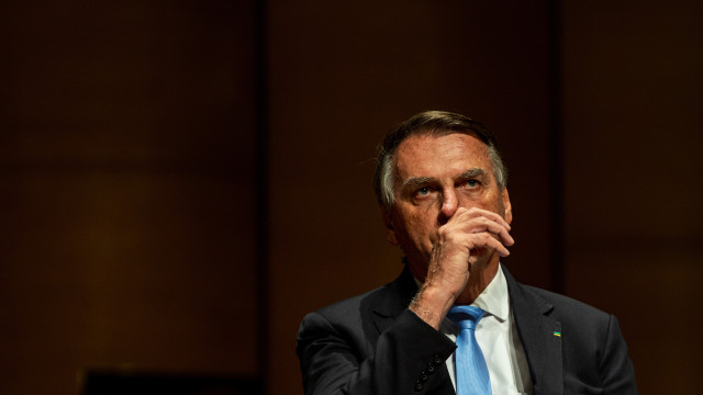 'Dormir na embaixada e conversar com embaixador é crime?', questiona Bolsonaro